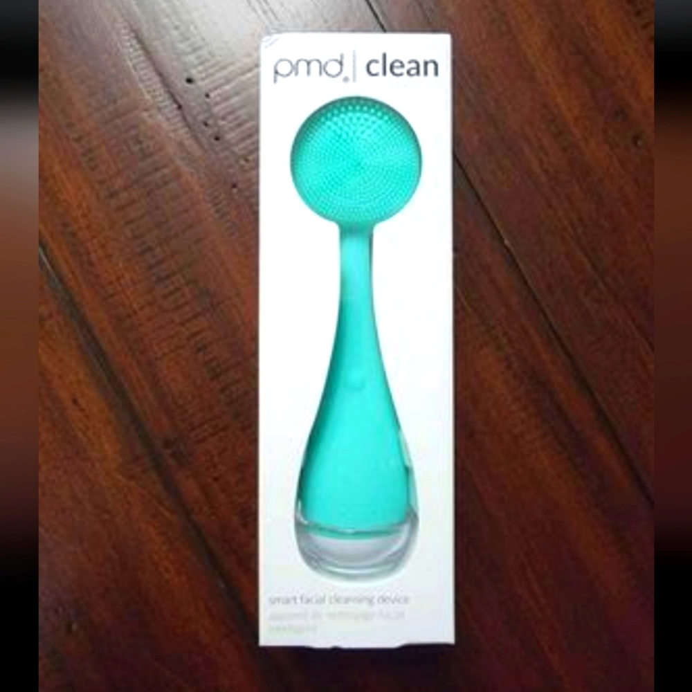 NIB PMD Clean Smart Facial Cleansing Device